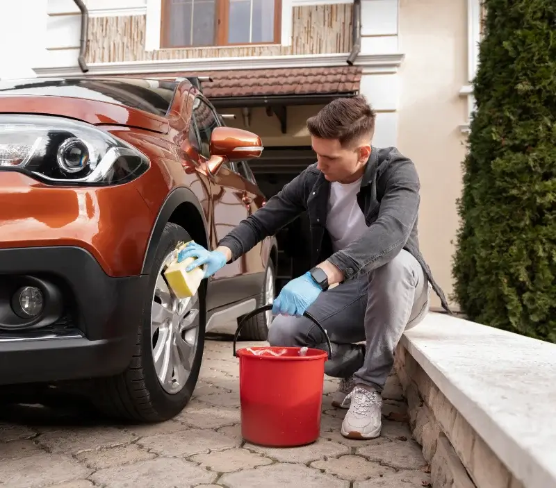 Lavage auto à domicile Puéchabon : professionnel intervenant sur un véhicule
